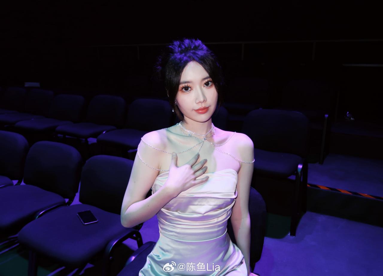 永劫无间官方主持人陈鱼晒照：这长腿！真是沉鱼落雁之姿?
